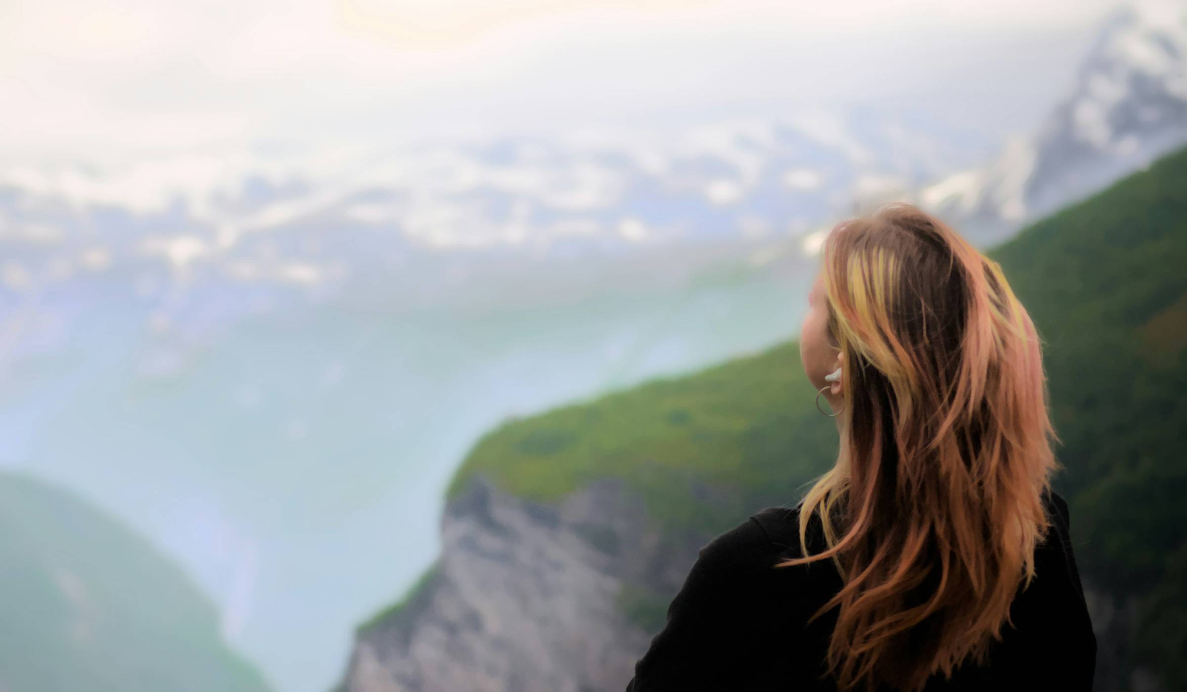 Femme qui regarde au-delà